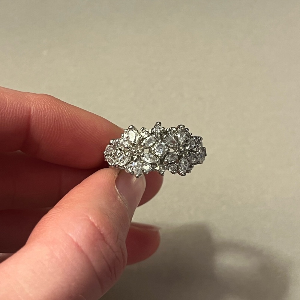 Elegant Silver Floral Ring